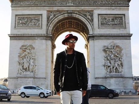 Hamilton Kepincut Mobil Super Ferrari