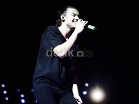 Kerap menyapa fans, Harry membuat Directioner histeris.