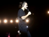 Ia juga sempat menyanyikan lagu 'Happy Birthday' untuk salah satu Directioner yang berulang tahun.