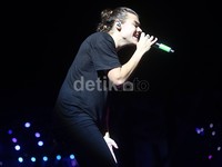 Apakah kamu puas melihat aksi Harry di konser tadi malam, Directioner?