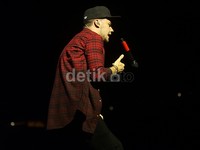 Liam sering kali memutar mikrofonnya.
