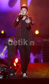 Liam tampak sangat menghayati lagu yang dinyanyikannya.
