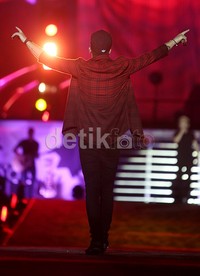 Kalian luar biasa. Terima kasih telah datang dan menikmati malam ini, ujar Liam yang membuat Directioner histeris.