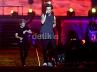 Hanya dengan senyumannya, Louis sukses membuat Directioner klepek-klepek.