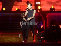 Dibandingkan Liam, Niall dan Harry, Louis memang paling sedikit yang berinteraksi dengan fans.