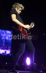 Aksi Cool Niall Horan dengan Gitarnya di Konser One Direction Jakarta