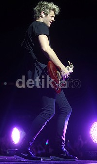 Ia membuat Directioner tergila-gila dengan aksinya bermain gitar.