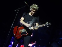Niall memainkan gitarnya di beberapa lagu yang dibawakan.