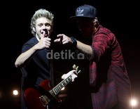 Niall dan Liam seru-seruan di konser 'On the Road Again' di Jakarta.