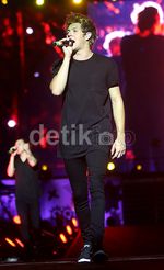 Aksi Cool Niall Horan dengan Gitarnya di Konser One Direction Jakarta