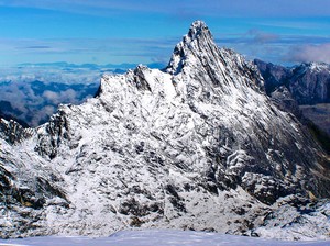 Bukan Puncak Everest, Ini Puncak Carstensz di Papua