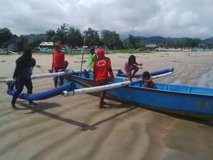 Cara Seru ke Pantai Wedi Ireng Banyuwangi, Naik Ojek Perahu