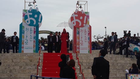 Kesan Revalina S Temat Melenggang di Karpet Merah Okinawa International Film Festival