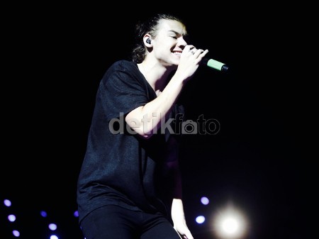 Harry Styles Hilangkan Stres dengan Yoga dan Jalan-jalan ke Pasar