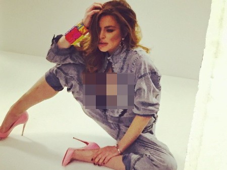 Kenakan Jumpsuit Terbuka, Payudara Lindsay Lohan Terekspos