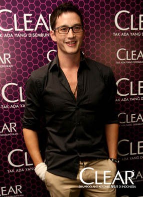 Si Ganteng Mike Lewis Ternyata Pernah Jadi Pelayan Restoran