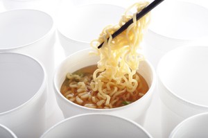 Racik Cup Noodle Lebih Sehat dengan 4 Cara Ini