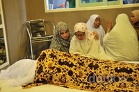 Isak tangis istri serta anak- anaknya pecah menyambut kedatangan jenazah Yanni 'Trio Libels' yang populer di awal dekade 90-an itu di rumah. Pool/Noel/detikFoto.