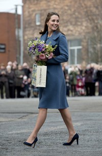 Menginjak usia kandungan tujuh bulan, Kate terlihat semakin ceria saat berkunjung ke Emma Bridgewater Factory. Pool/Getty Images/detikFoto.