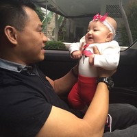 Tapi tak hanya dengan pacar Aurel, Arsy juga terlihat tersenyum menggemaskan saat bersama sang ayah, Anang. (Instagram/Arsy)