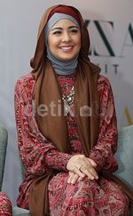 Cantik Berhijab ala Risty Tagor
