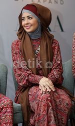 Cantik Berhijab ala Risty Tagor