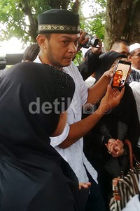 Sang sahabat, Edwin Manansang yang kini tengah berada di Istanbul, Turki menyaksikan pemakaman Yanni melalui Skype.