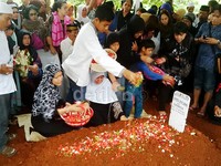 Yanni meninggal karena serangan jantung.