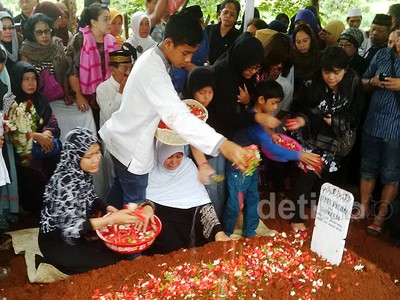 Tangisan Sang Istri di Pemakaman Yanni Trio Libels