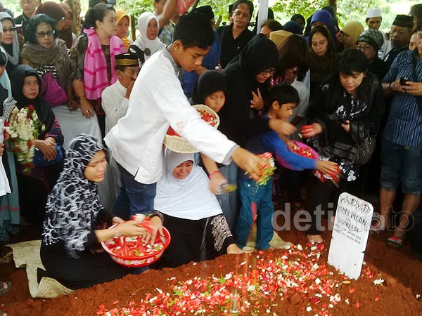 Tangisan Sang Istri di Pemakaman Yanni Trio Libels