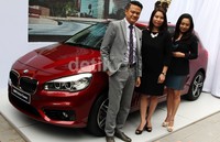 Vice President of Sales at PT. BMW Indonesia Jentry Izhar, Presiden Direktur BMW Karen Lim, Head of Corporate Communication BMW Jodie O'tania meluncurkan 218i Active Tourer di Jakarta, Kamis (26/3/2015).