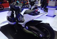 Motor berkapasitas 125 CC ini dilengkapi dua shockbreaker di bagian ban depan, satu di belakang yang membentang tepat di posisi spakbor.