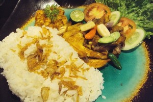 IND.USTRIE: Menghangatkan Badan dengan Hot Latte dan Hammer Chicken yang Gurih Pedas