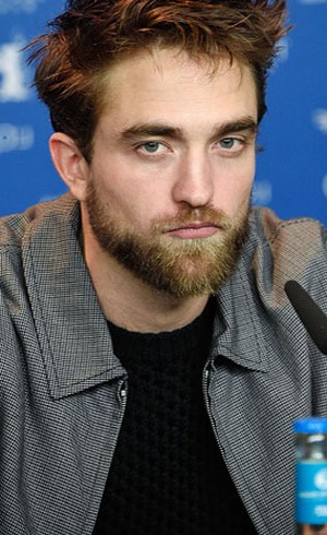 5 Selebriti Pria Ini Juga Sering Galau