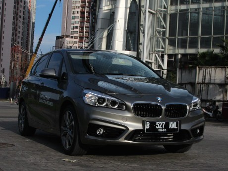 Jalan Singkat dengan MPV BMW Seharga Rp 619 Juta