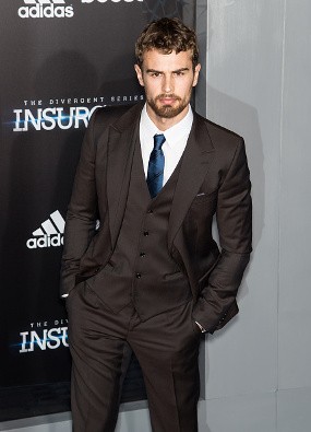 Adegan Paling Lucu di Insurgent Bagi Theo James: Adegan Seks