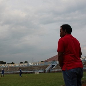 Maradona di Tepi Lapangan