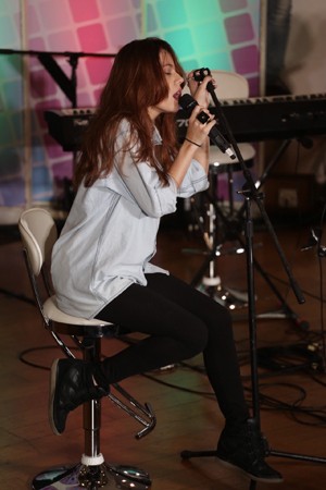 Tetap Tersenyum Lagu Persembahan Shae untuk Olga Syahputra di LiveCHATkustik