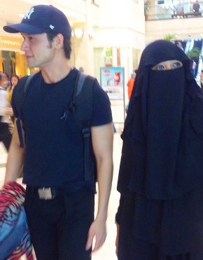 Pasang Foto Bersama, Indra Bruggman Kecantol Wanita Bercadar?