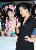 Katy Perry Bertemu Kembarannya