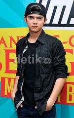 Gaya Aliando dengan Topi Snapback, Keren Nggak?