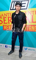 Gaya Aliando dengan Topi Snapback, Keren Nggak?