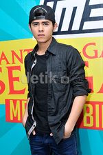 Gaya Aliando dengan Topi Snapback, Keren Nggak?