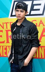 Gaya Aliando dengan Topi Snapback, Keren Nggak?
