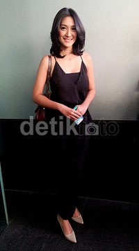 Di kesempatan tersebut, Fanny cantik tampil dengan jumpsuit hitam dan sepatu nude.