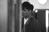 Sama seperti Kai, Xiumin, Chen, dan Baekhyun, foto teaser Lay berwarna hitam dan putih. (SMTOWN)