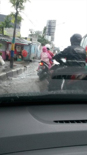 Hujan Deras, Banjir Cileuncang Sergap Kota Bandung
