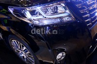 All New Alphard menampilkan kisi-kisi radiator yang lebih besar. Grille depan MPV premium ini dilengkapi ornamen jarong tebal dan terintegrasi dengan grille yang lebih rendah. Kesean gagah dan mewah pun tetap dipertahankan pada New Alphard ini. Sementara pada All New Vellfire, grille depan menyatu dengan lampu LED yang menggambarkan kesan kekuatan. Grille berlapis lembaran logam.
