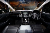 Harga New Alphard dan New Vellfire dijual dari harga mulai Rp 830.000.000 hingga Rp 1.530.000.000 on the road dengan 3 tipe, yakni 2.5 X, 2.5 G dan 3.5Q.