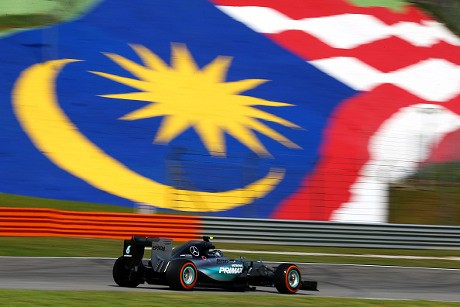 Rosberg Tercepat, Mobil Hamilton Bermasalah